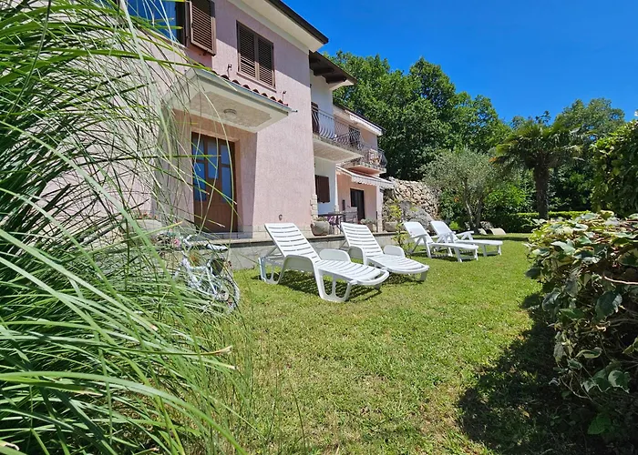 Apartments & Rooms Mikleus