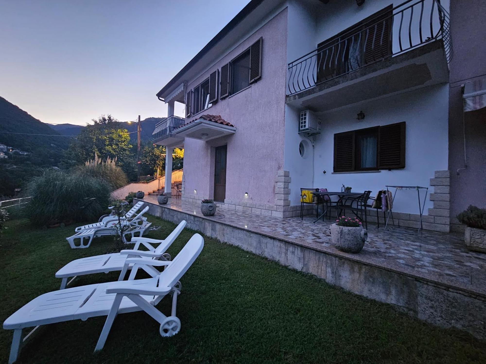 Apartments & Rooms Mikleus