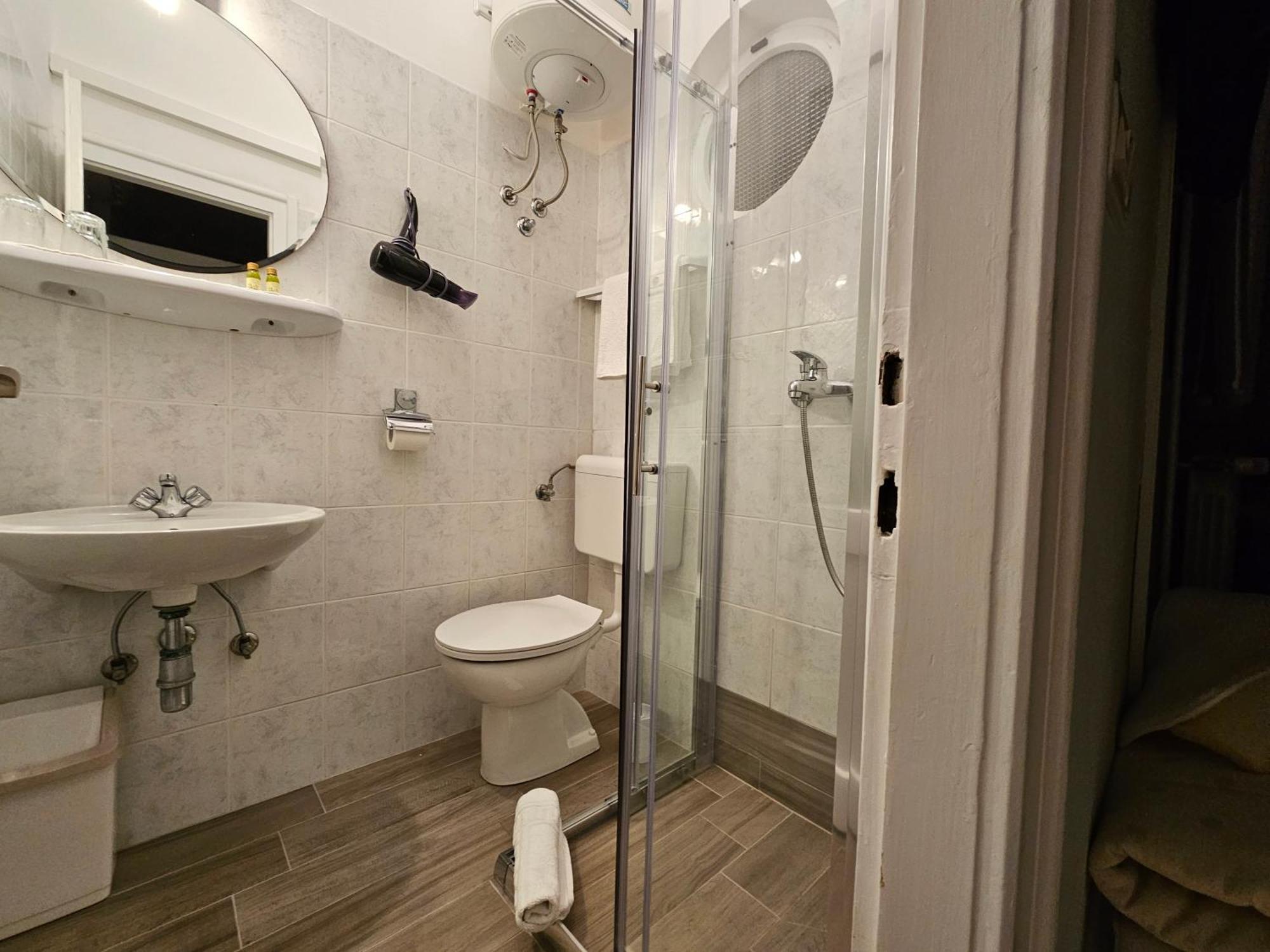Apartment Apartments & Rooms Mikleus