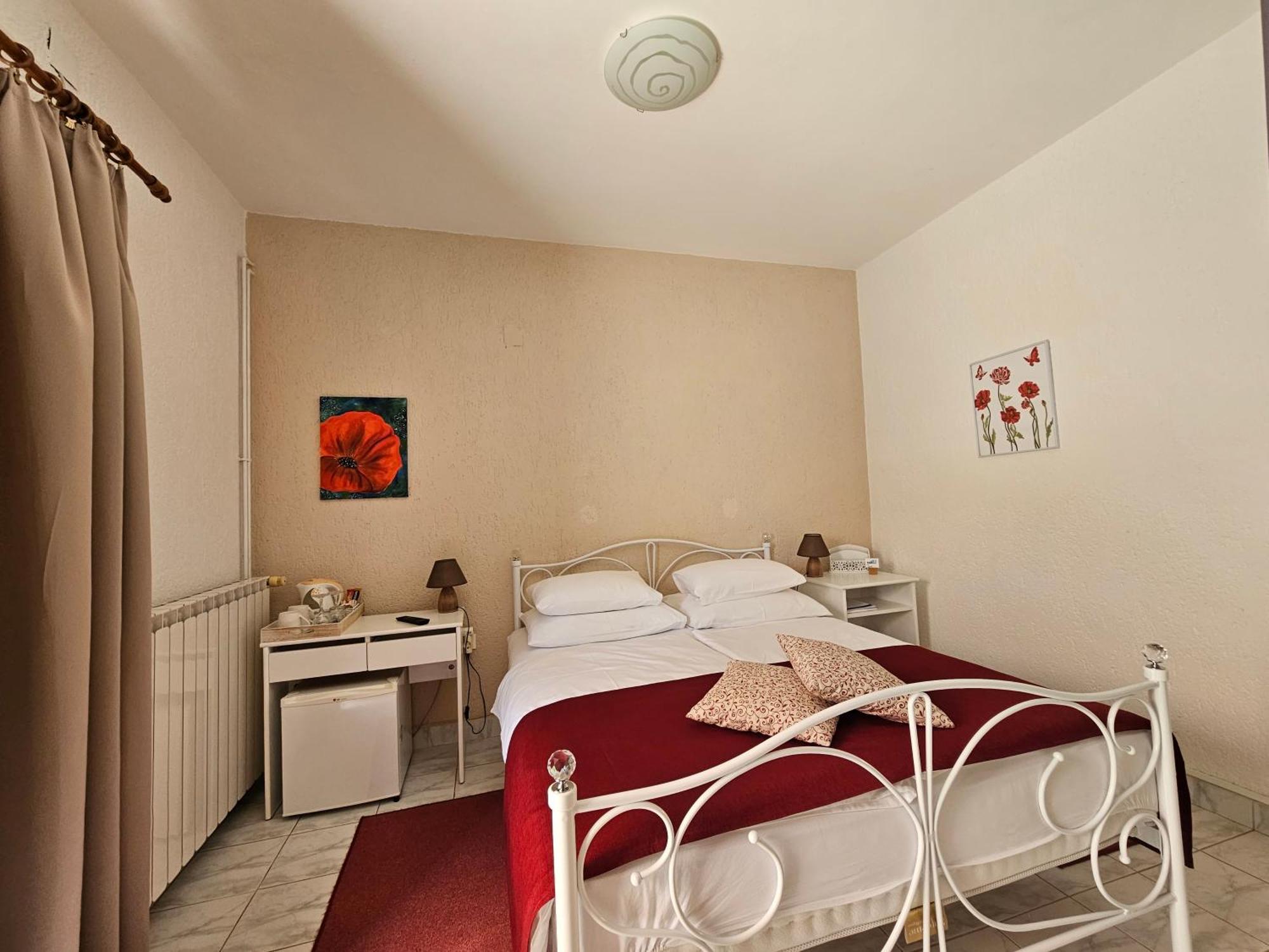 Apartments & Rooms Mikleus