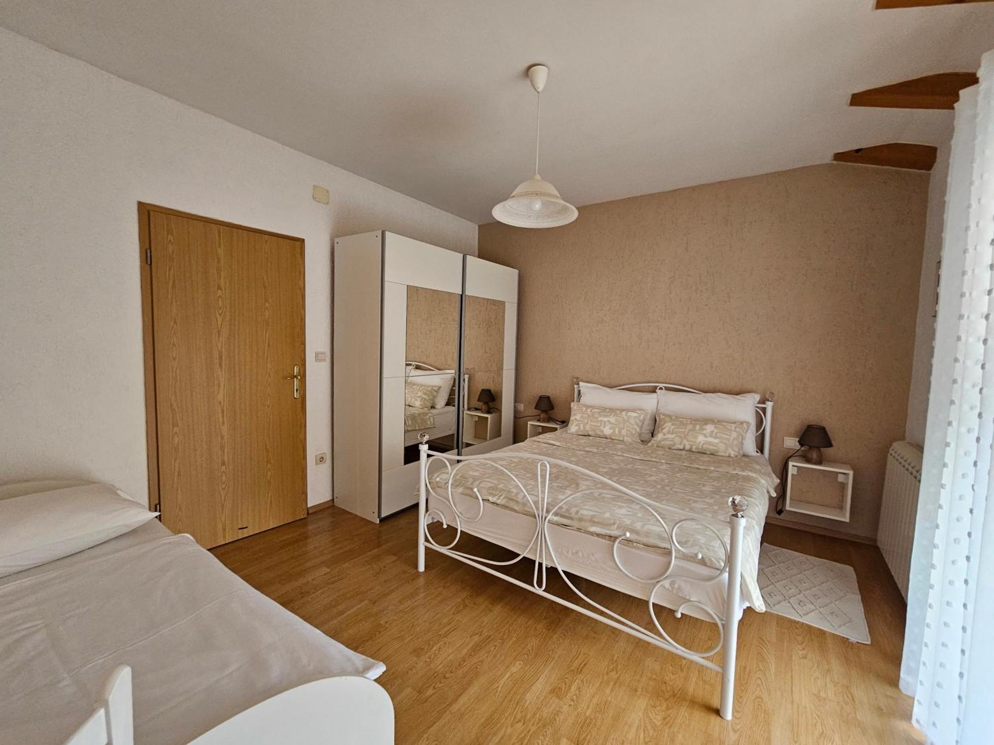 Apartment Apartments & Rooms Mikleus